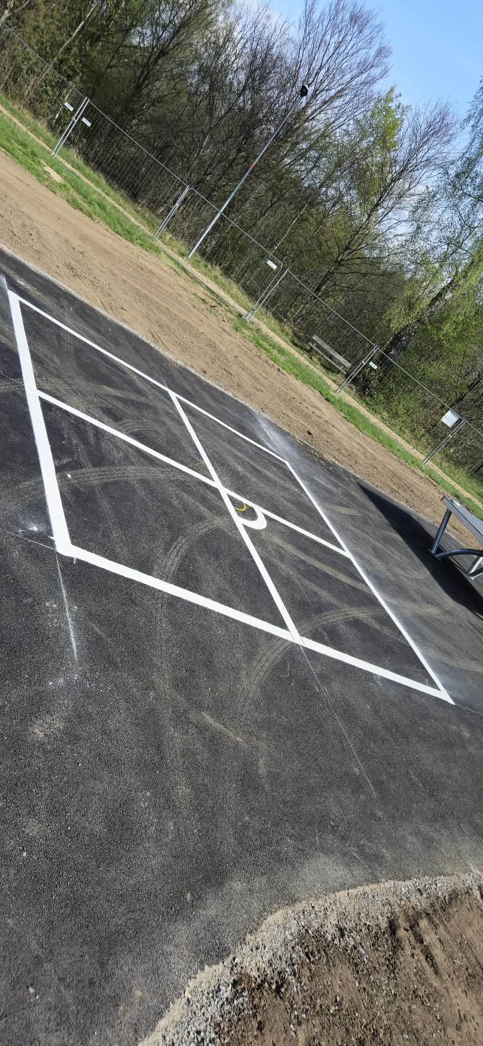 Nymarkerad parkeringsyta vid skola