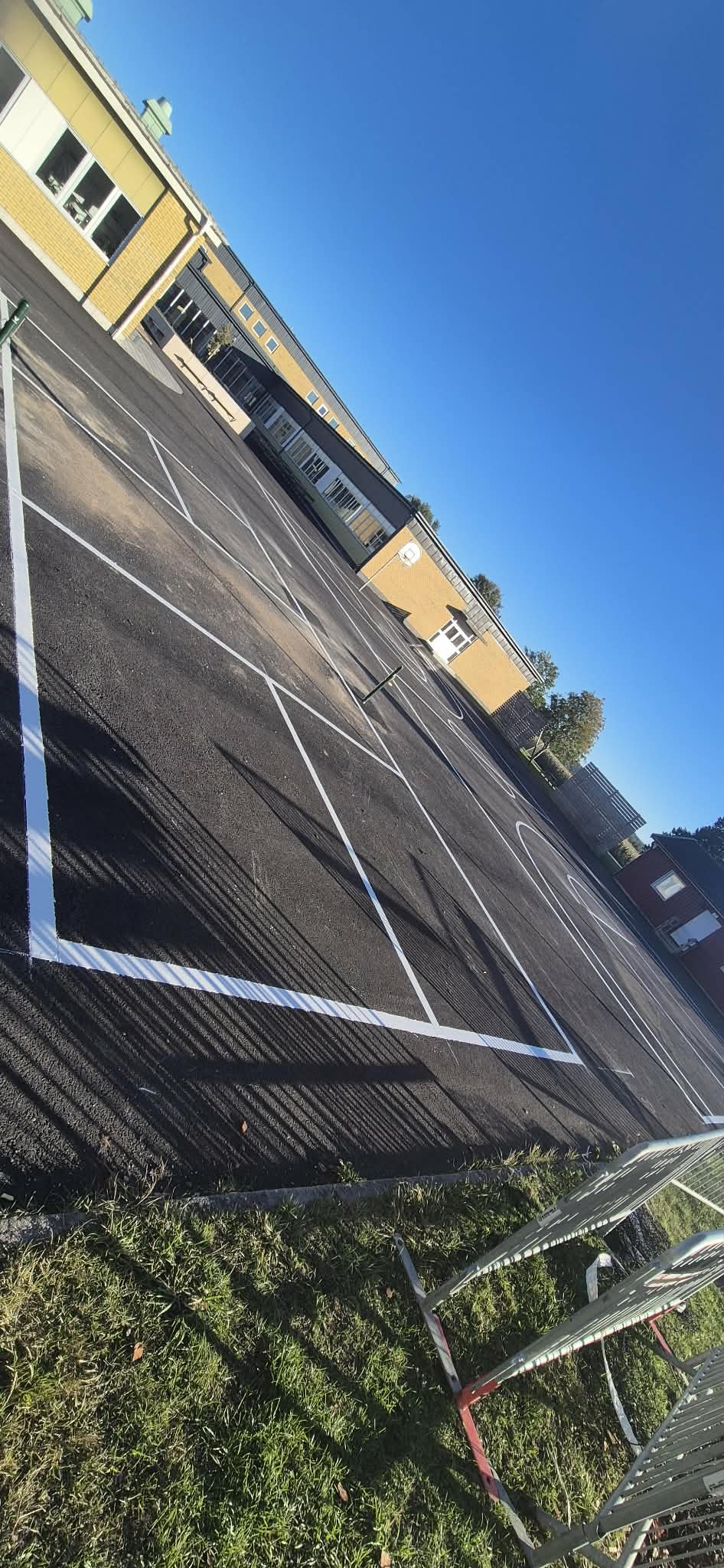 Linjemarkering på asfalterad skolgård